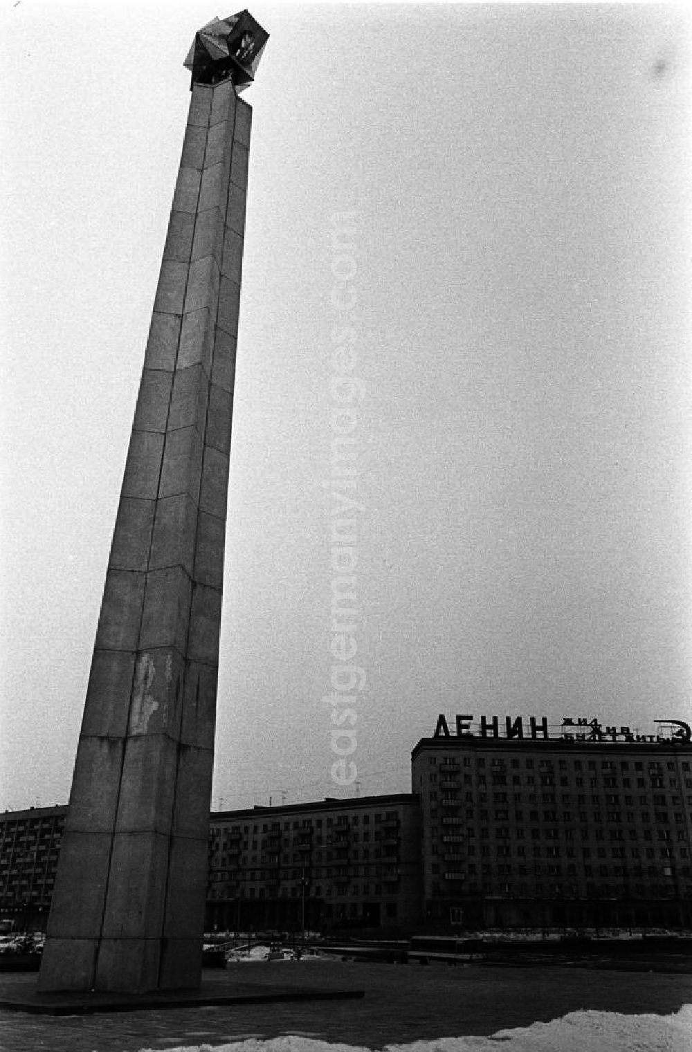 GDR photo archive: Uljanowsk - Das Denkmal aus Marmor Ruhm erinnert an die gefallenen Soldaten im 2. Weltkrig. Oben endet das mit dem Stern aus Titan voll. (