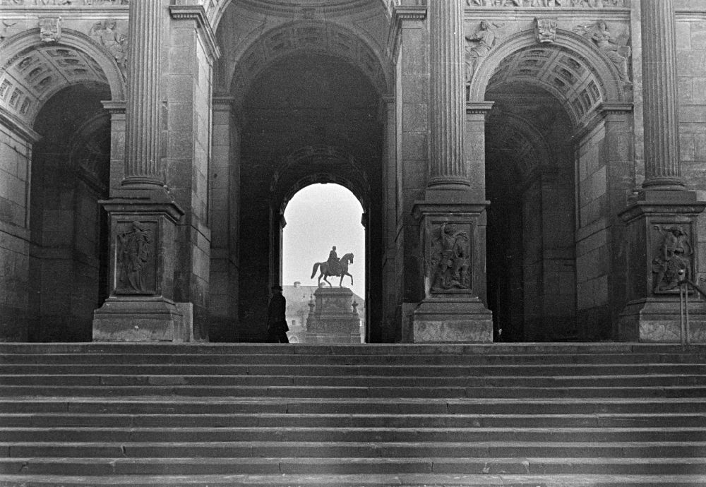 GDR image archive: Dresden - Building of the listed monument King Johann Monument with the stair portal of the Old Masters Picture Gallery on Theaterplatz in the Altstadt district of Dresden, Saxony in the territory of the former GDR, German Democratic Republic