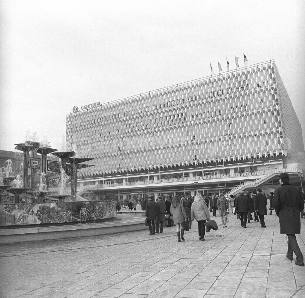 Berlin: Im Hintergrund das neueröffnete HO / Handelsgenossenschaft Centrum Warenhaus ( heute Galeria Kaufhof ) und links daneben der Bahnhof Alexanderplatz. Im Zentrum der Brunnen der Völkerfreundschaft.