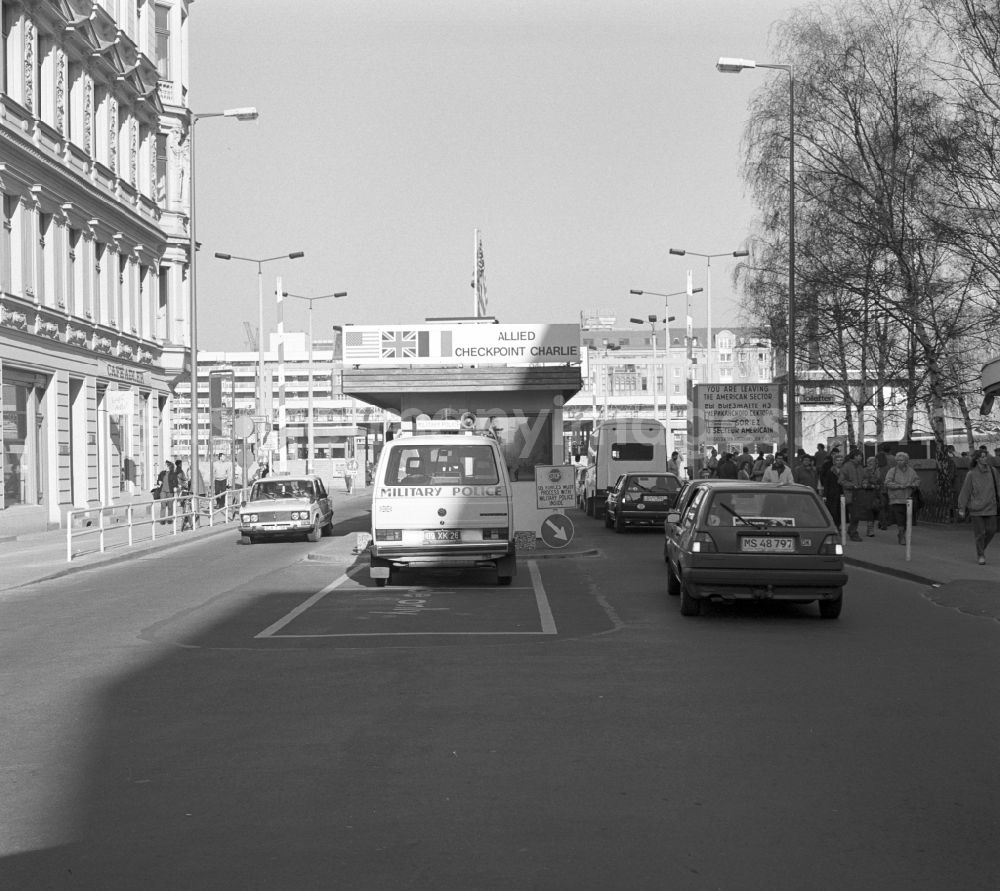 GDR photo archive: Berlin - The most famous border crossing of Berlin Checkpoint Charlie in Berlin. He connected the Soviet with the US sector. The checkpoint could be used by allied military and embassy officials, foreigners and staff of the Permanent Mission of the Federal Republic of Germany in the GDR and GDR functionaries