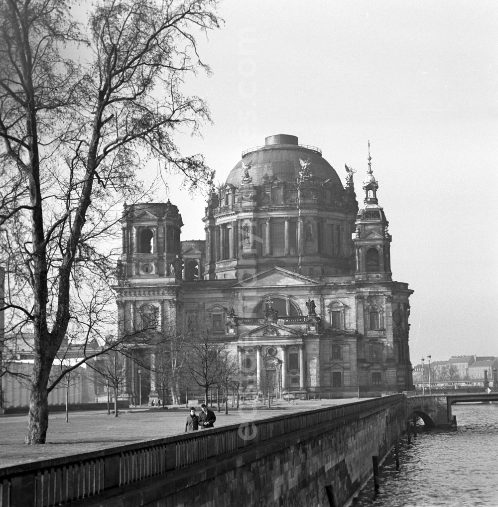 GDR picture archive: Berlin - Mitte - The Berliner Dom, actually Oberpfarr- and Cathedral Church of Berlin, in the parish of Berlin city center is a Protestant church in Berlin's Mitte district of the district on the northern part of the Spree Island which is here called Museum Island. He is one of the largest Protestant churches in Germany and the largest church in Berlin. Here are the provisional dome and dome without the cross