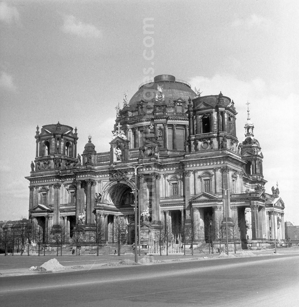 GDR image archive: Berlin - Mitte - The Berliner Dom, actually Oberpfarr- and Cathedral Church of Berlin, evangelical church. He is one of the largest Protestant churches in Germany and the largest church in Berlin. Here with the still provisional dome