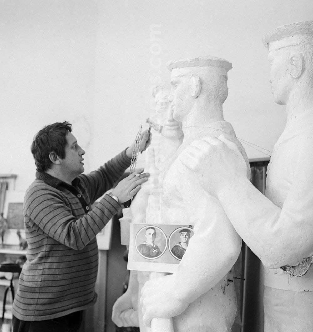 GDR photo archive: Gransee - The sculptor, medalist and painter Gerhard Rommel (1934 - 2