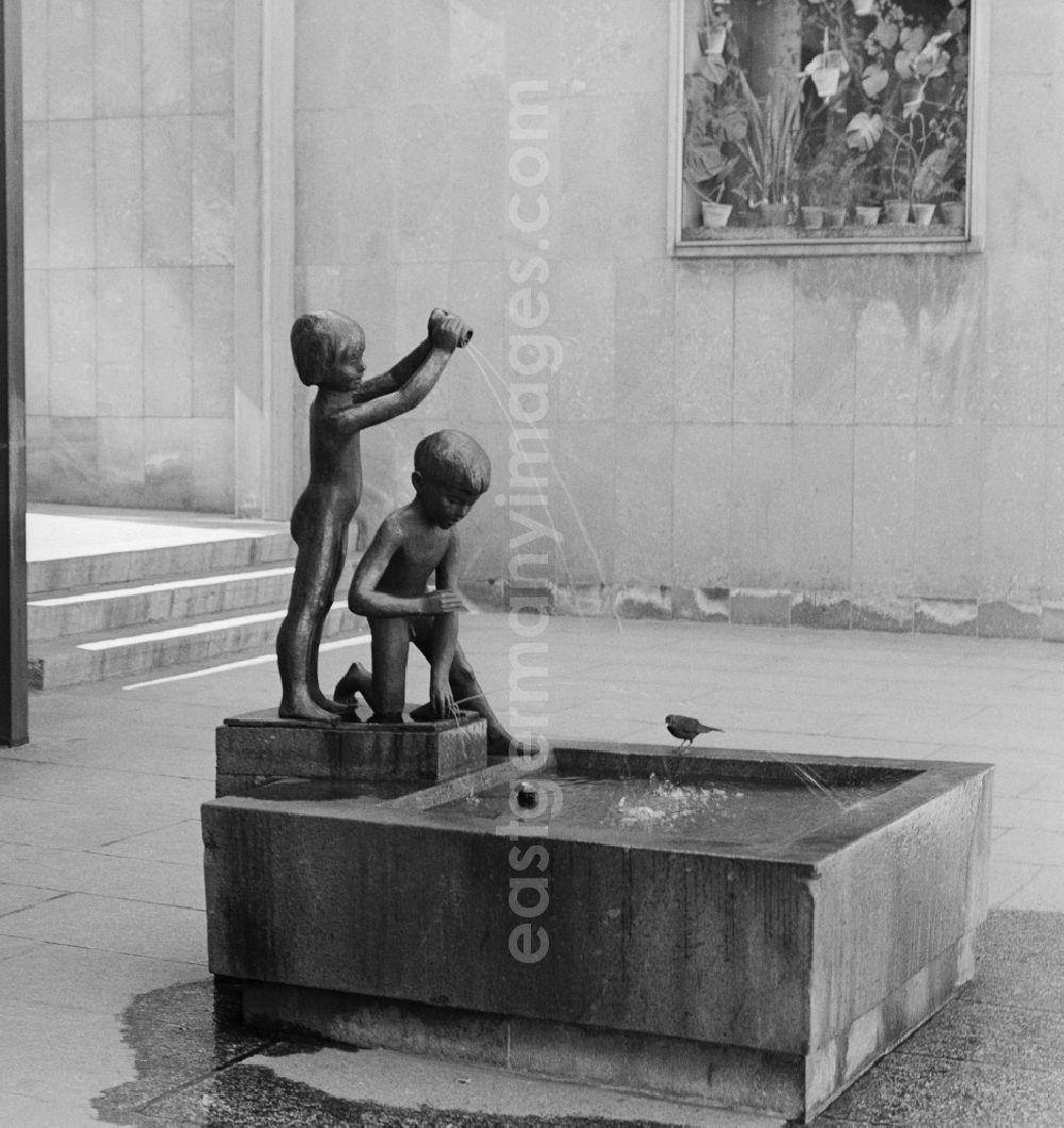 GDR picture archive: Chemnitz - The fountain Children playing by the artist Hanns Diettrich (19