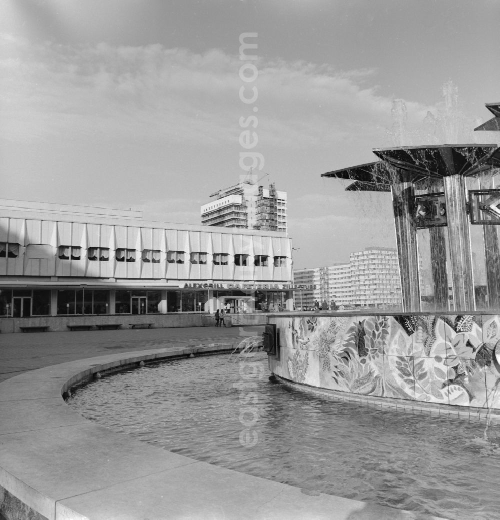 GDR image archive: Berlin - The People's Friendship Fountain on the Alexanderplatz in Berlin. The Springrunnen designed Walter Womacka during the redesign of Alexanderplatz. Left the restaurant Zillestube who Alexgrill and cafeteria
