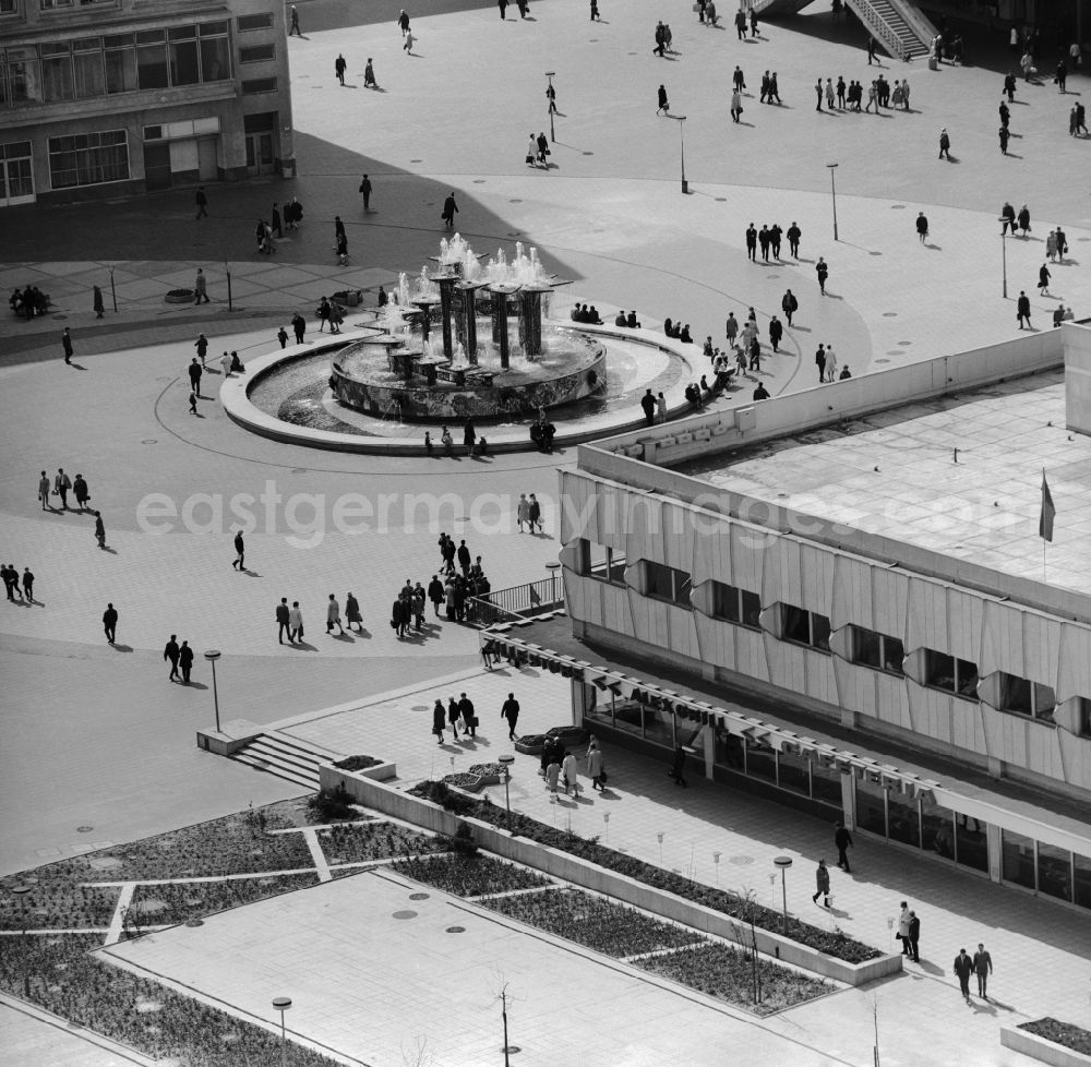 GDR photo archive: Berlin - The People's Friendship Fountain at Alexanderplatz in Berlin-Mitte. The well designed Walter Womacka as part of the redesign of Alexanderplatz. Best possible quality of the submission!