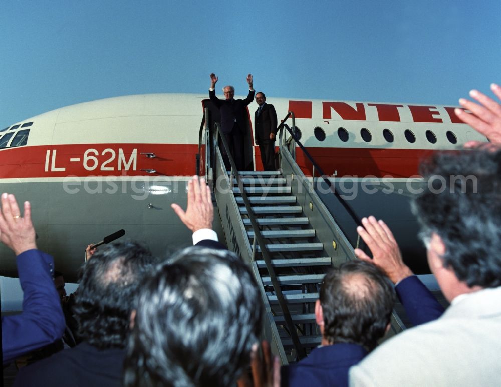 GDR photo archive: Piräus - The GDR state and party leader Erich Honecker equips Greece a two-day state visit, here on his arrival in the Greek Ellinikon International Airport. These were to Honecker's second visit of a NATO country after his trip to Italy in the spring of 1985. The expansion of contacts with the West, a new image of the GDR should propagandiert than European and peace-loving country and the GDR as an important partner for future East-West relationships are shown