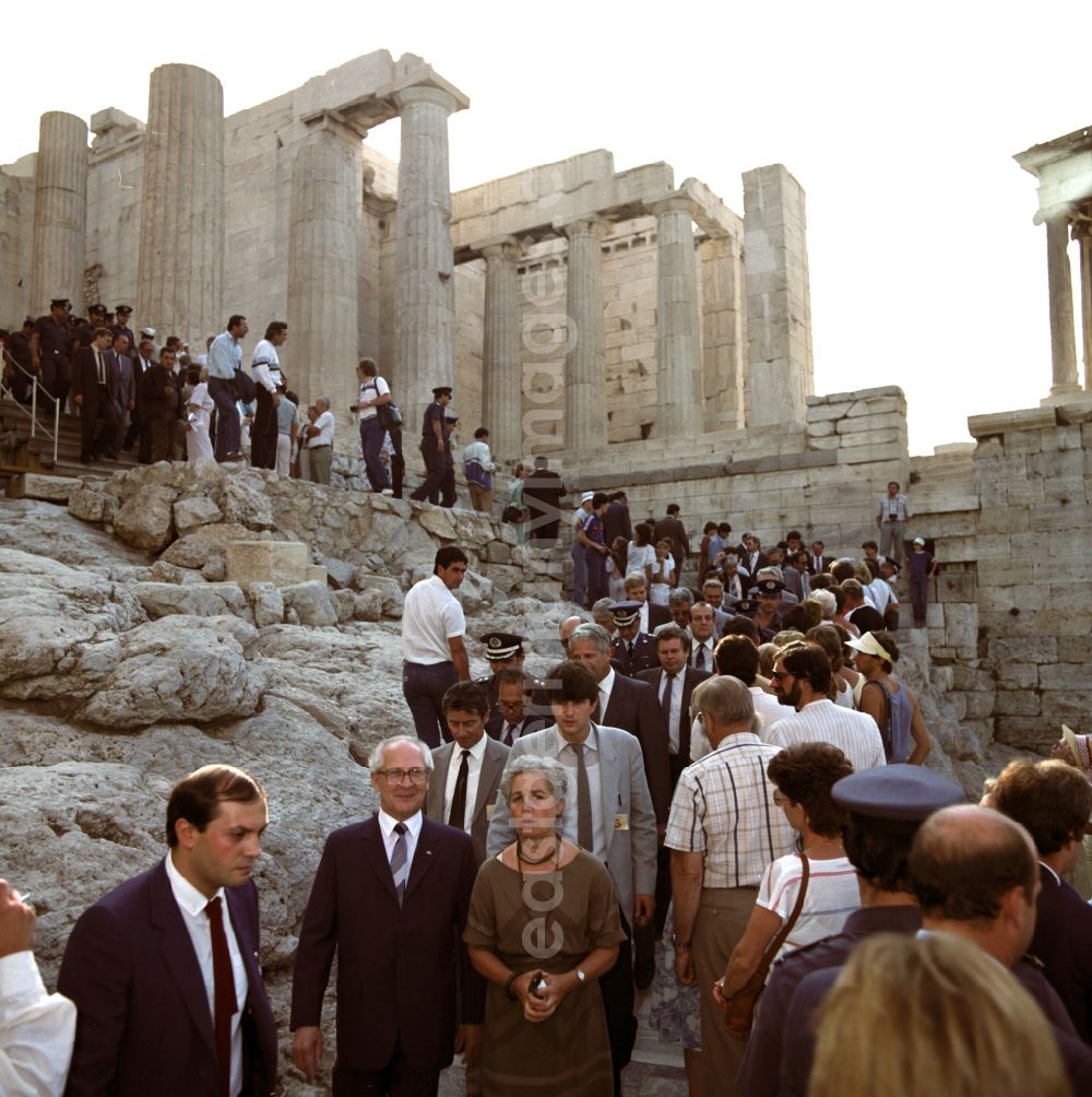 GDR picture archive: Athen - The GDR state and party leader Erich Honecker equips Greece from a two-day state visit here include Erich Honecker the Acropolis with the Erechtheion of Athens in Greece. It was Honecker's second visit of a NATO country after his trip to Italy in the spring of 1985. The expansion of contacts with the West, a new image of the GDR should propagandiert than European and peace-loving country and the GDR as an important partner for future East-West relations are shown