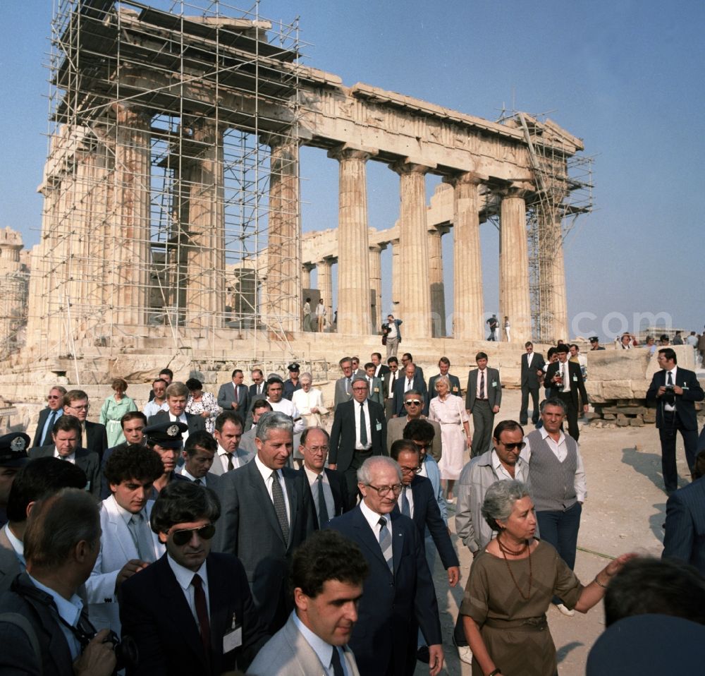 GDR photo archive: Athen - The GDR state and party leader Erich Honecker equips Greece from a two-day state visit here include Erich Honecker the Acropolis with the Parthenon of Athens in Greece. It was Honecker's second visit of a NATO country after his trip to Italy in the spring of 1985. The expansion of contacts with the West, a new image of the GDR should propagandiert than European and peace-loving country and the GDR as an important partner for future East-West relations are shown