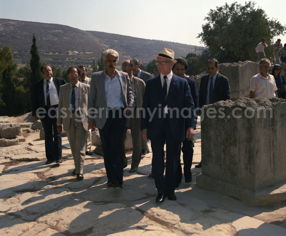 GDR image archive: Iraklion - The GDR state and party leader Erich Honecker equips Greece from a two-day state visit here Erich Honecker on tour of ancient Greek sanctuaries. It was Honecker's second visit of a NATO country after his trip to Italy in Frahjahr 1985. The expansion of contacts with the West, a new image of the GDR should propagandiert than European and peace-loving country and the GDR as an important partner for future East-West relations are shown