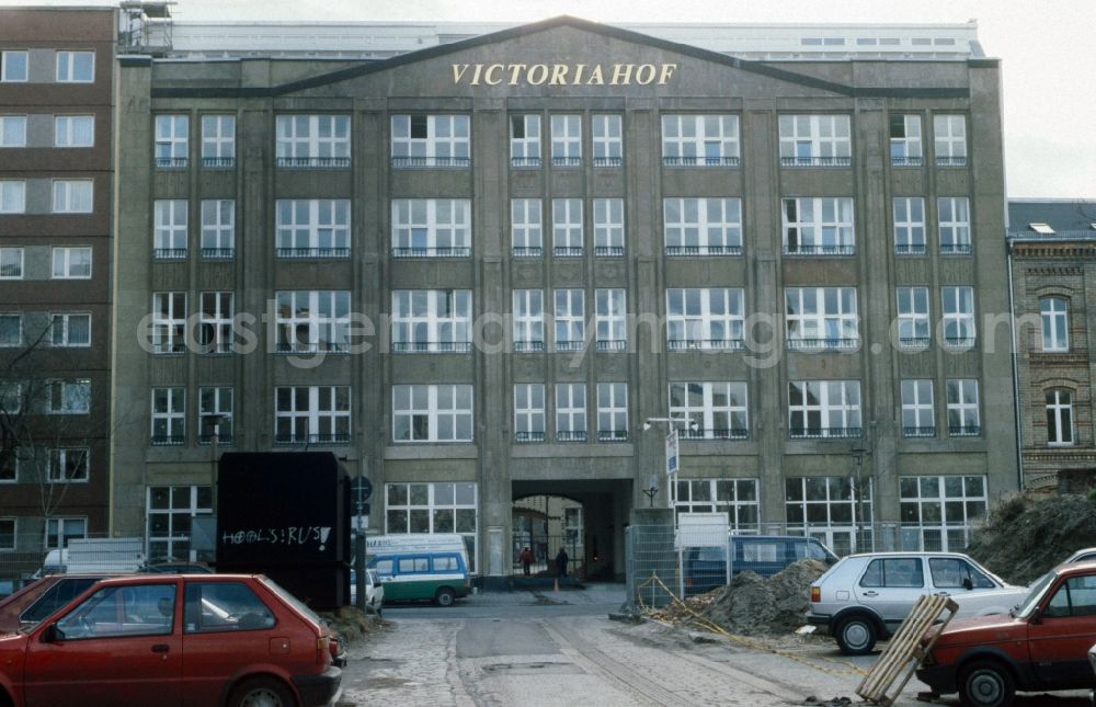 GDR picture archive: Berlin - Mitte - The listed Victoriahof is a fivestorey commercial complex and is located in the Kopenickerstrasse 126 in Berlin - Mitte. Traditionally the Muratti cigarette factory stock company was established