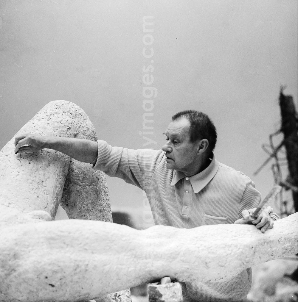 GDR image archive: Berlin - The German sculptor, graphic artist and draftsman Fritz Cremer (19
