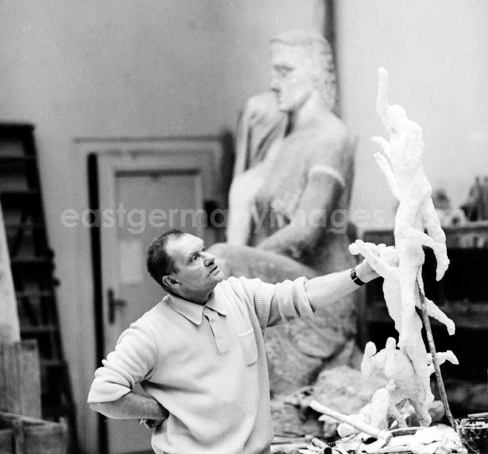 GDR photo archive: Berlin - The German sculptor, graphic artist and draftsman Fritz Cremer (19
