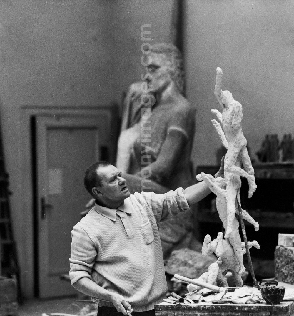 GDR picture archive: Berlin - The German sculptor, graphic artist and draftsman Fritz Cremer (19