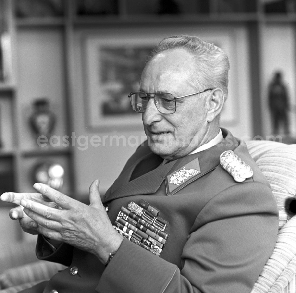 GDR image archive: Strausberg - The former German army general of the NVA, National People's Army, Heinz Kessler in Strausberg in Brandenburg today. He was a member of the Council of Ministers of the GDR, Minister of National Defence and Member of the parliament of the GDR