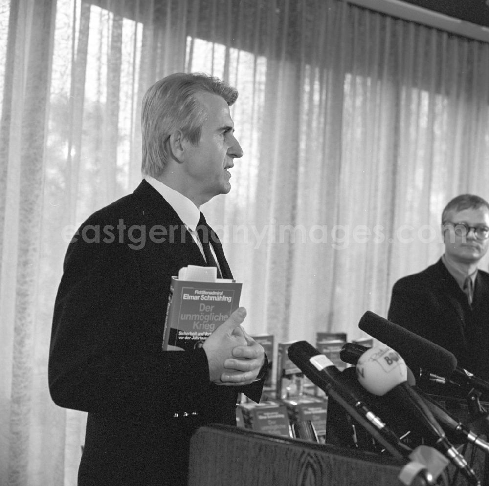GDR image archive: Köln - Former Commodore, naval officer and politician Elmar Schmaehling in Cologne in today's federal state North Rhine-Westphalia