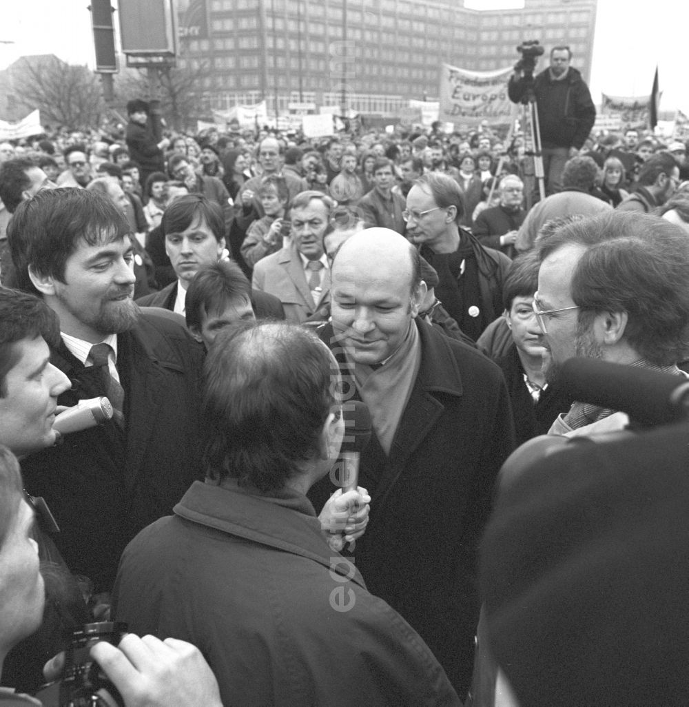 GDR picture archive: Berlin - Former Governing Mayor of Berlin Walter Momper in Berlin. Here, during a keynote speech at the mass rally of DDR SPD at Alexanderplatz