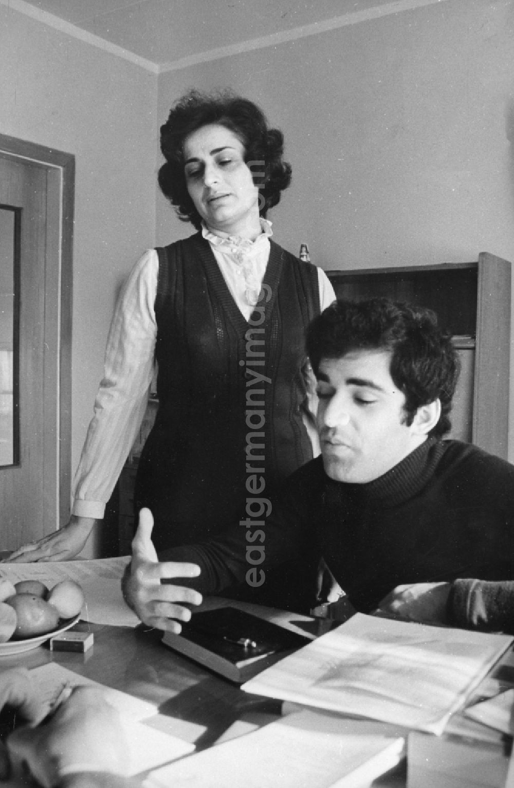 GDR image archive: Moskau - The former Russian chess champion Garry Kasparov in Moscow. Here, with his mother, Klara Schagenowna Kasparjan