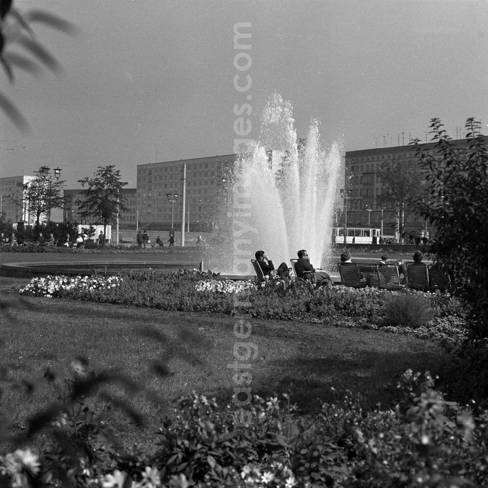 GDR image archive: Magdeburg - People are sitting at the Ernst - Reuter- fountain at the Ulrich place in Magdeburg