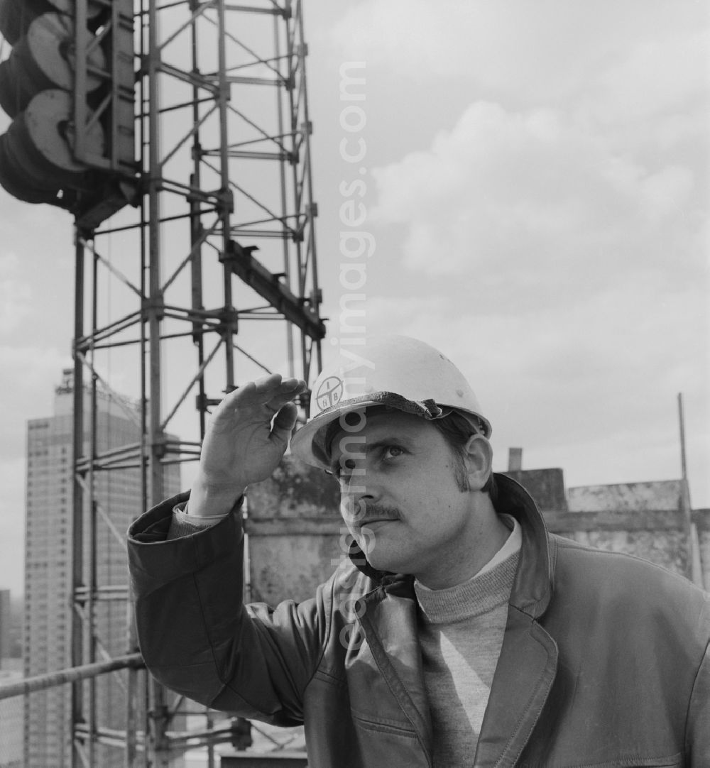 Berlin: The photographer Manfred Uhlenhut at a construction site of the VE construction and assembly combine structural engineering (IHB) outside the Hotel Stadt Berlin at the Alexanderplatz in Berlin - Mitte