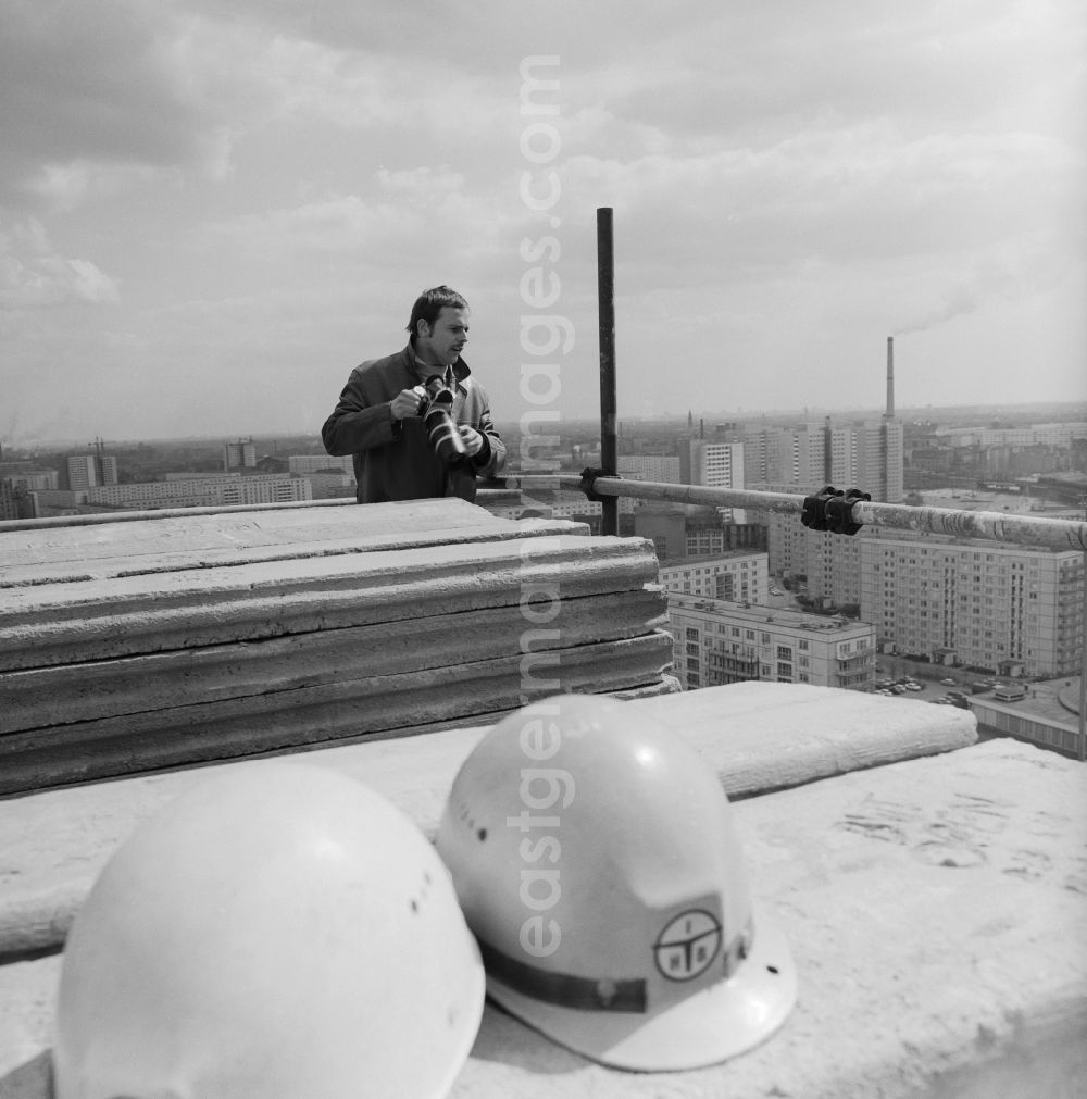 GDR picture archive: Berlin - The photographer Manfred Uhlenhut with camera on a construction site of the VE construction and assembly combine structural engineering (IHB) in Berlin - Mitte