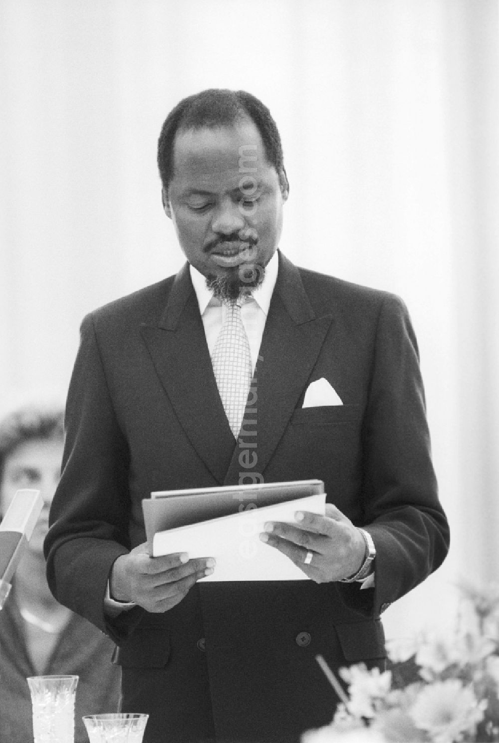 GDR photo archive: Berlin - Since Frelimo Party and President of the People's Republic of Mozambique, Joaquim Chissano made a speech in the Red Town Hall in Berlin in the state of Berlin in the area of the former GDR, German Democratic Republic