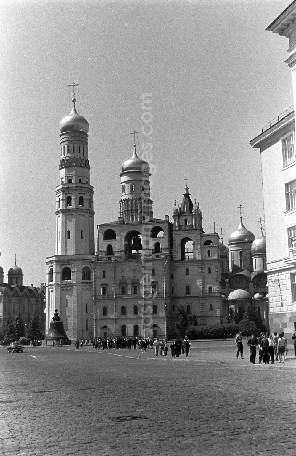 GDR picture archive: Moskau - View from Cathedral Square in the center of the Kremlin grounds on the bell tower of Ivan the Great; the Archangel Michael Cathedral and the Dormition Cathedral (left to right). In Vordergrung the Tsar Bell