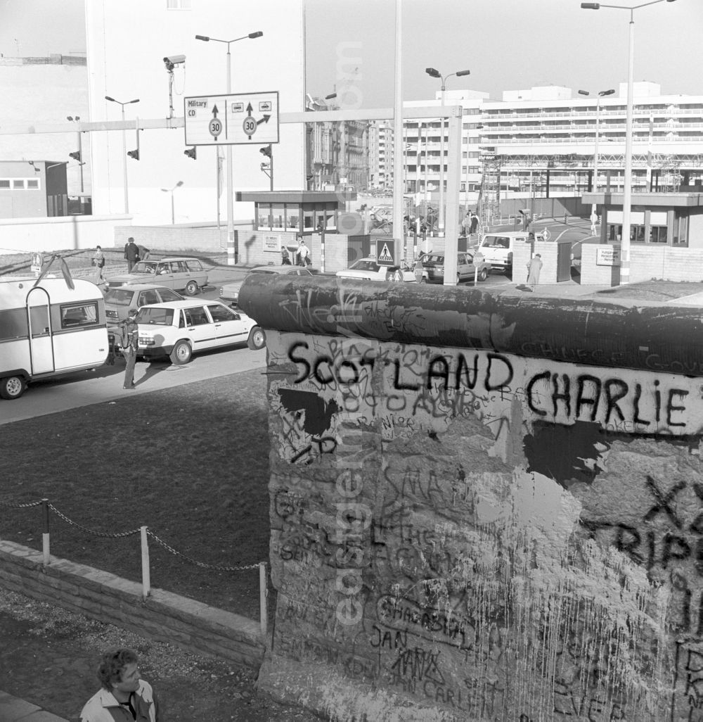 GDR picture archive: Berlin - The Checkpoint Charlie was one of the most famous Berlin border crossings by the Berlin Wall 1961-199