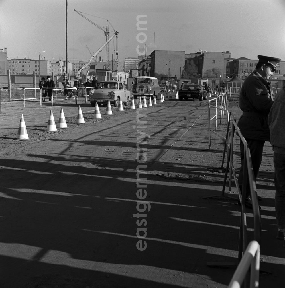 GDR image archive: Berlin - Mitte - The border crossing at Potsdamer Platz in Berlin - Mitte. Provisional means of two lanes for the incipient border traffic between East Berlin and West Berlin. As a mark used traffic cones