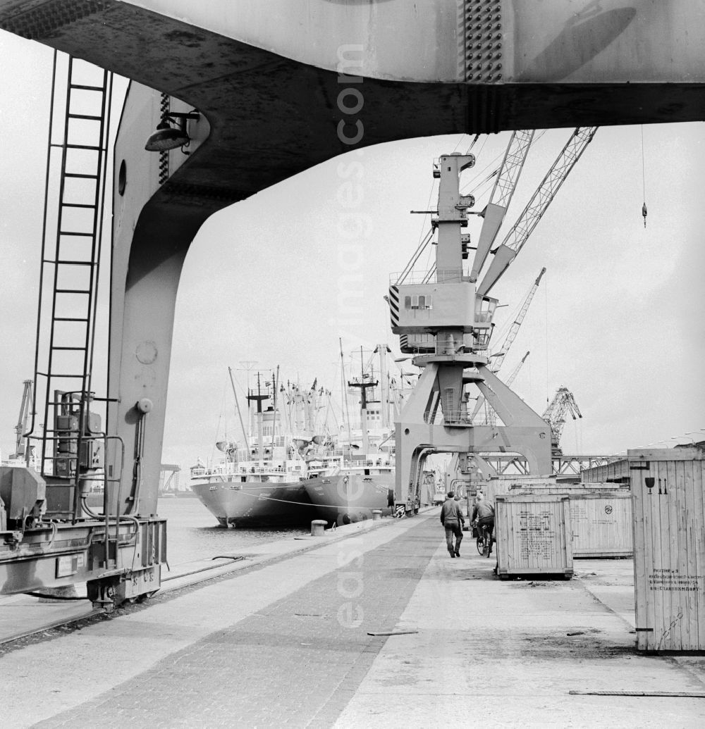 GDR picture archive: Rostock - The port of Rostock on the lower Warnow in Rostock in Mecklenburg-Vorpommern on the territory of the former GDR, German Democratic Republic