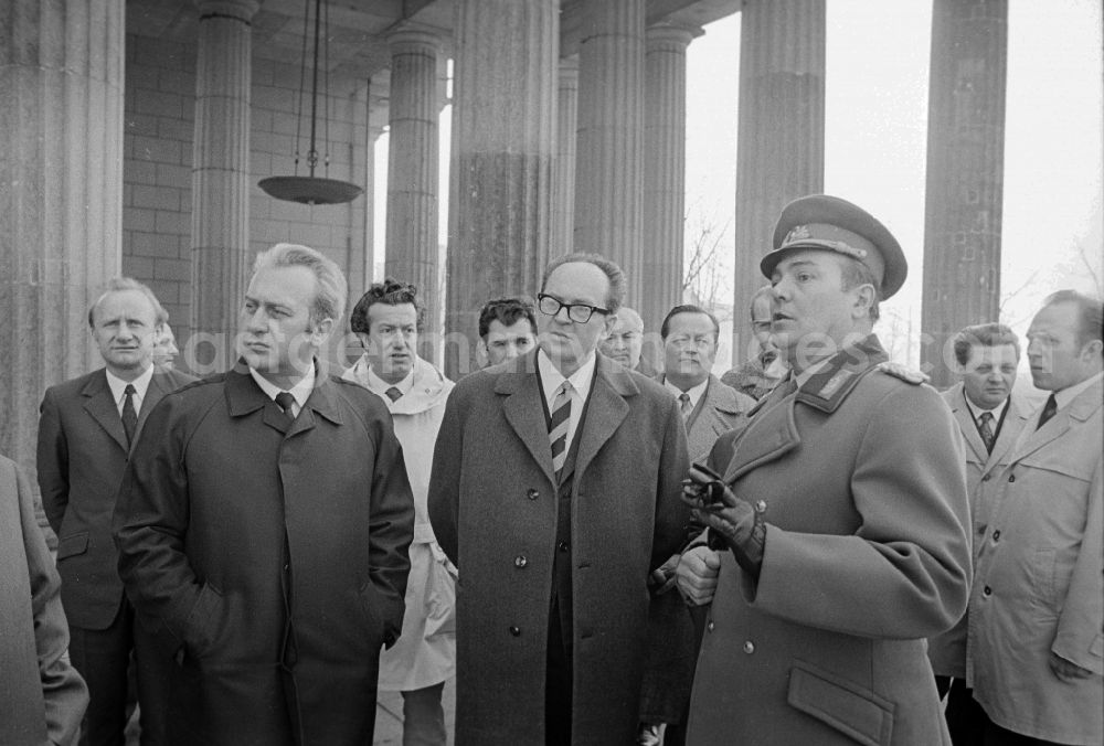 Berlin: The commander of the Soviet sector of Berlin, general Artur Kunath, with politicians at the Brandenburg Gate in Berlin, the former capital of the GDR, German democratic republic