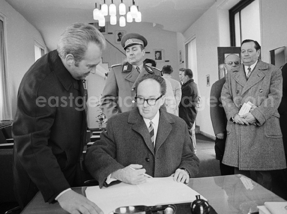 Berlin: The commander of the Soviet sector of Berlin, general Artur Kunath, with politicians at the Brandenburg Gate in Berlin, the former capital of the GDR, German democratic republic