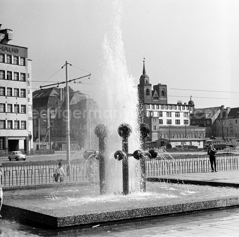 GDR image archive: Magdeburg - The ball fountains in Magdeburg in Saxony - Anhalt. The design of the ball fountain on the back in Breiter Weg back street named to commemorate its forms in the tradition of Magdeburg heavy machinery and construction fittings