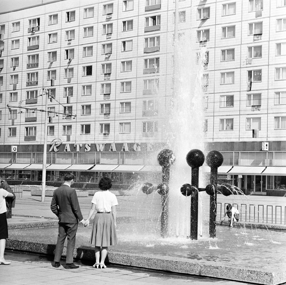 GDR photo archive: Magdeburg - The ball fountains in Magdeburg in Saxony - Anhalt. The design of the ball fountain on the back in Breiter Weg back street named to commemorate its forms in the tradition of Magdeburg heavy machinery and construction fittings