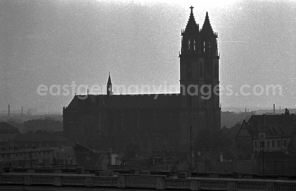 GDR picture archive: Magdeburg - The Magdeburg Cathedral (official name Dom zu Magdeburg St. Mauritius und Katharina) is the episcopal church of the Evangelical Church in Central Germany and the Protestant parish church at the same time the symbol of the city