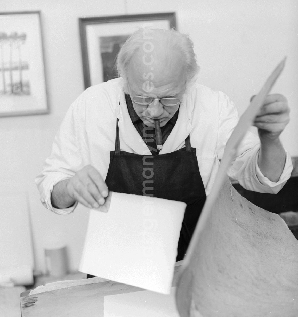 GDR photo archive: Berlin - The painter and graphic artist Arno Mohr (1910 - 2