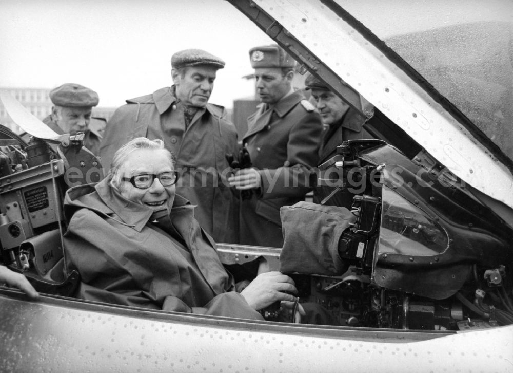 GDR photo archive: Bautzen - The painter professor Paul Michaelis in MiG-21 in Bautzen in the federal state Saxony in the area of the former GDR, German democratic republic. Behind it the actor Hans-Peter Minetti and on the left in the picture of the leaders of the thistle Otto Stark