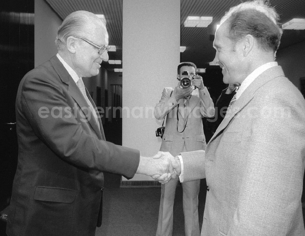 GDR photo archive: Berlin - The Minister of Foreign Affairs of the GDR, Oskar Fischer receives the Federal Minister for Foreign Affairs of the Republic of Austria, Dr. Erich Bielka, in the ministry of Foreign Affairs (MfAA) in Berlin, the former capital of the GDR, German democratic republic