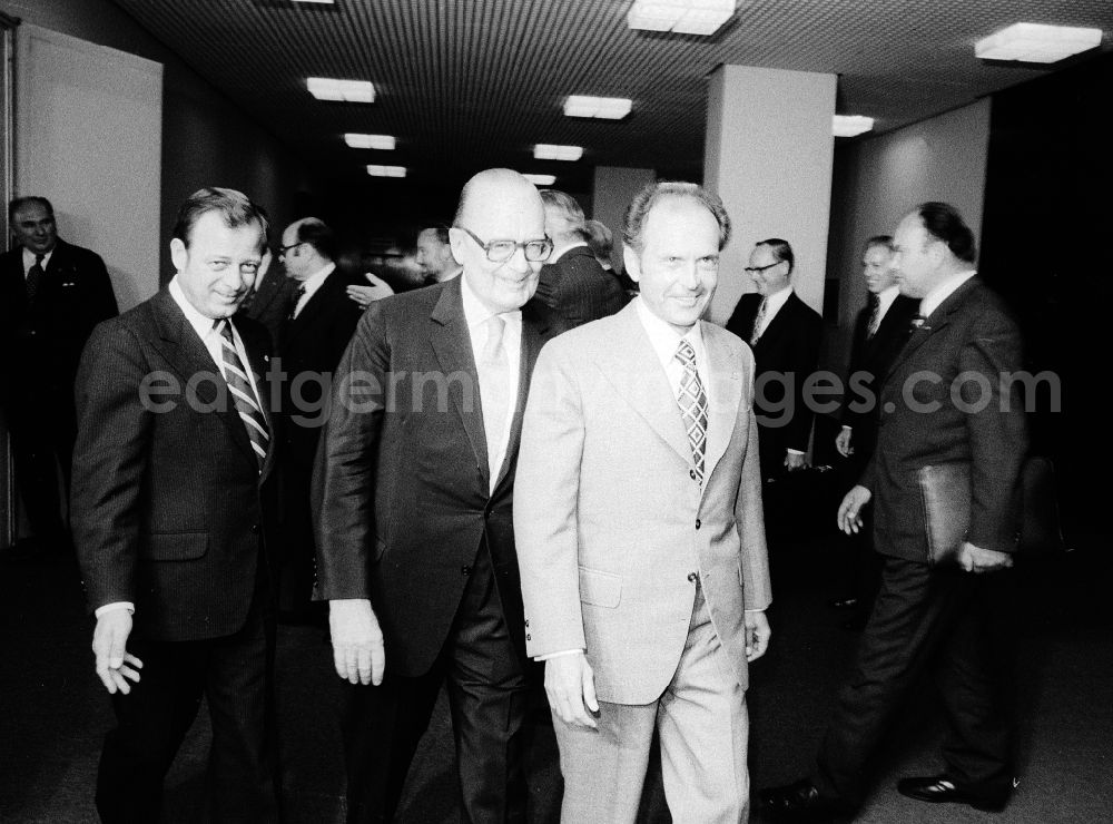 GDR picture archive: Berlin - The Minister of Foreign Affairs of the GDR, Oskar Fischer receives the Federal Minister for Foreign Affairs of the Republic of Austria, Dr. Erich Bielka, in the ministry of Foreign Affairs (MfAA) in Berlin, the former capital of the GDR, German democratic republic