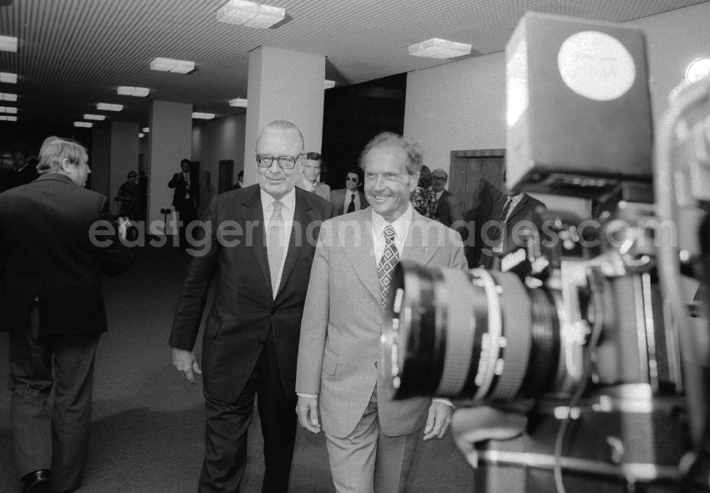 Berlin: The Minister of Foreign Affairs of the GDR, Oskar Fischer receives the Federal Minister for Foreign Affairs of the Republic of Austria, Dr. Erich Bielka, in the ministry of Foreign Affairs (MfAA) in Berlin, the former capital of the GDR, German democratic republic