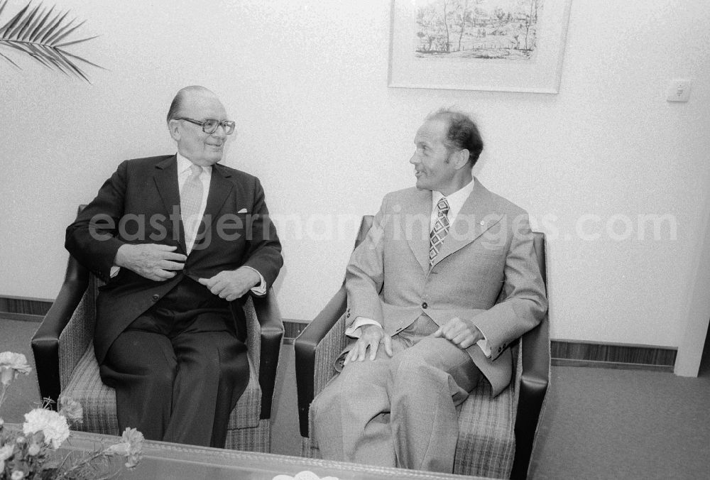 GDR image archive: Berlin - The Minister of Foreign Affairs of the GDR, Oskar Fischer receives the Federal Minister for Foreign Affairs of the Republic of Austria, Dr. Erich Bielka, in the ministry of Foreign Affairs (MfAA) in Berlin, the former capital of the GDR, German democratic republic