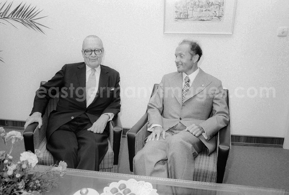 GDR photo archive: Berlin - The Minister of Foreign Affairs of the GDR, Oskar Fischer receives the Federal Minister for Foreign Affairs of the Republic of Austria, Dr. Erich Bielka, in the ministry of Foreign Affairs (MfAA) in Berlin, the former capital of the GDR, German democratic republic