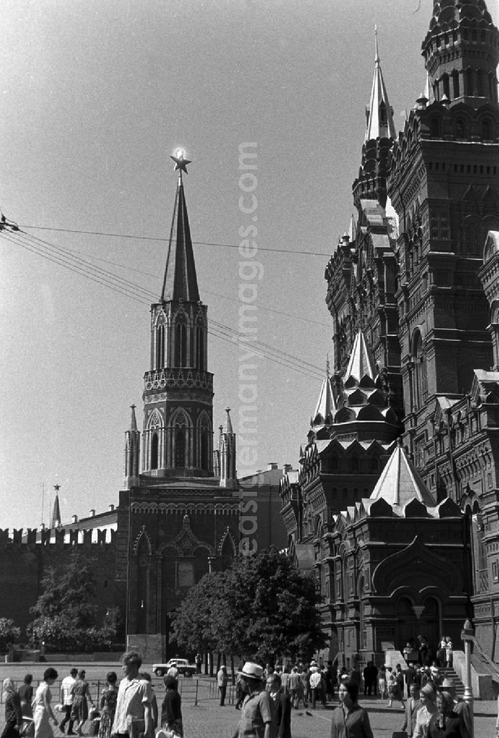 GDR image archive: Moskau - The portion of the Kremlin wall on Red Square begins from the north with the Nicholas Tower. This architecturally unusual in many respects tower has one of the four passage towers of the Kremlin a red star at the top. On the right is the Historical Museum