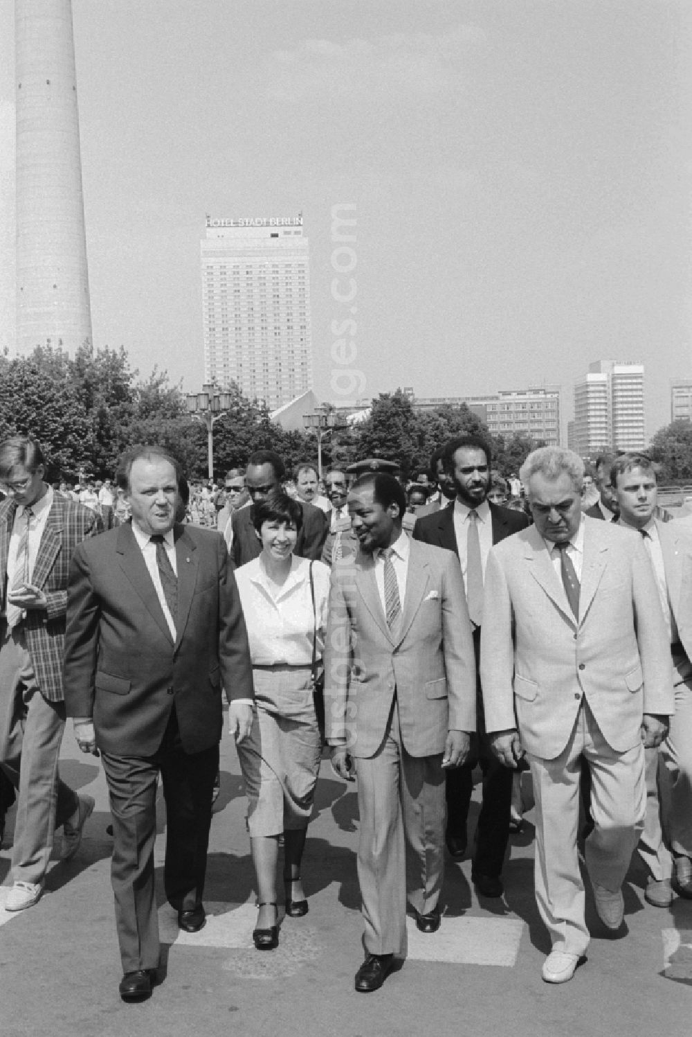 Berlin: The mayor of East Berlin Erhard Krack leads the President of the People's Republic of Mozambique, Joaquim Chissano and his delegation by the city of Berlin in the state of inner Berlin on the territory of the former GDR, German Democratic Republic