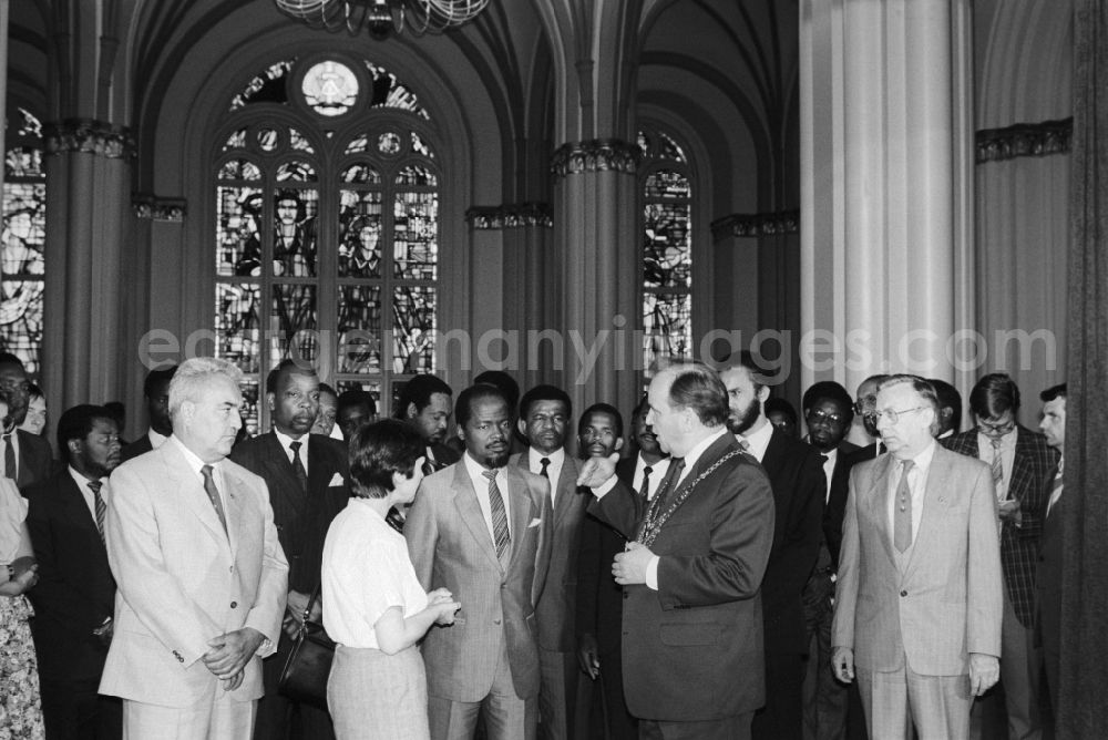 GDR image archive: Berlin - The mayor of East Berlin Erhard Krack leads the President of the People's Republic of Mozambique, Joaquim Chissano and his delegation by the Red Town Hall in Berlin in the state of Berlin in the area of the former GDR, German Democratic Republic
