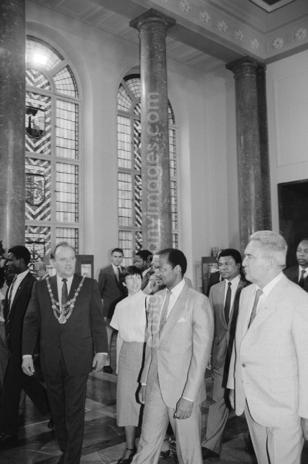 GDR photo archive: Berlin - The mayor of East Berlin Erhard Krack leads the President of the People's Republic of Mozambique, Joaquim Chissano and his delegation by the Red Town Hall in Berlin in the state of Berlin in the area of the former GDR, German Democratic Republic