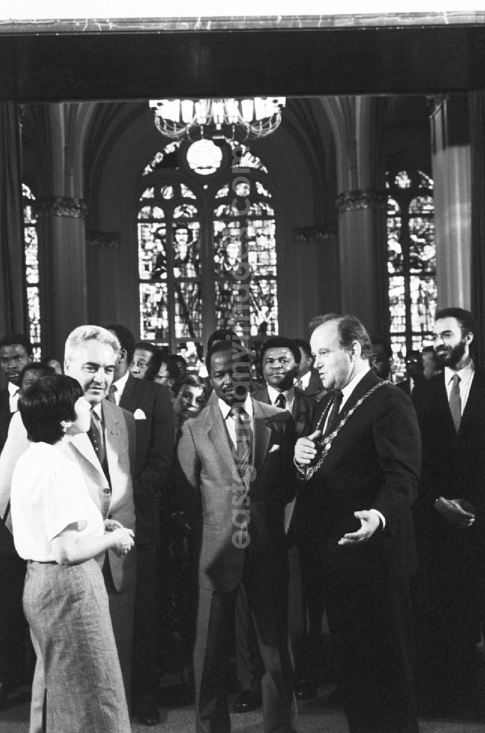 GDR picture archive: Berlin - The mayor of East Berlin Erhard Krack leads the President of the People's Republic of Mozambique, Joaquim Chissano and his delegation by the Red Town Hall in Berlin in the state of Berlin in the area of the former GDR, German Democratic Republic