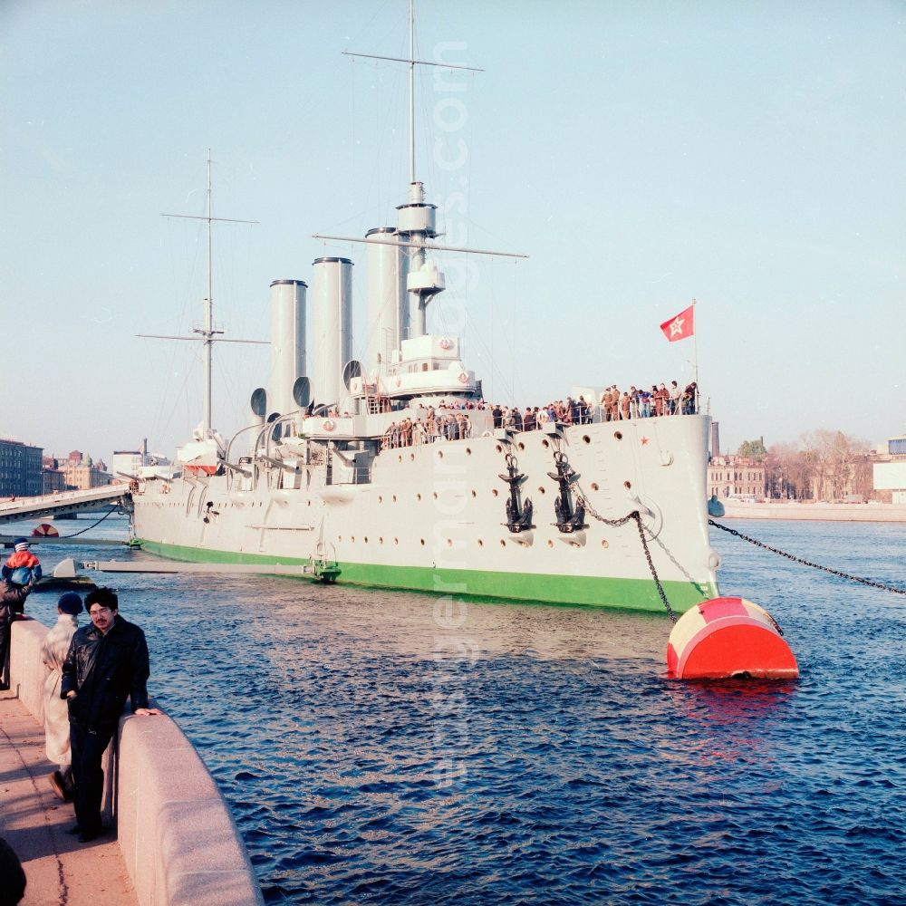 GDR image archive: Sankt-Peterburg - The armoured cruiser Aurora on the river Neva in Leningrad, today Saint Petersburg, in Russia. Today's museum ship is known as the Aurora Battleship and is a symbol of the October Revolution