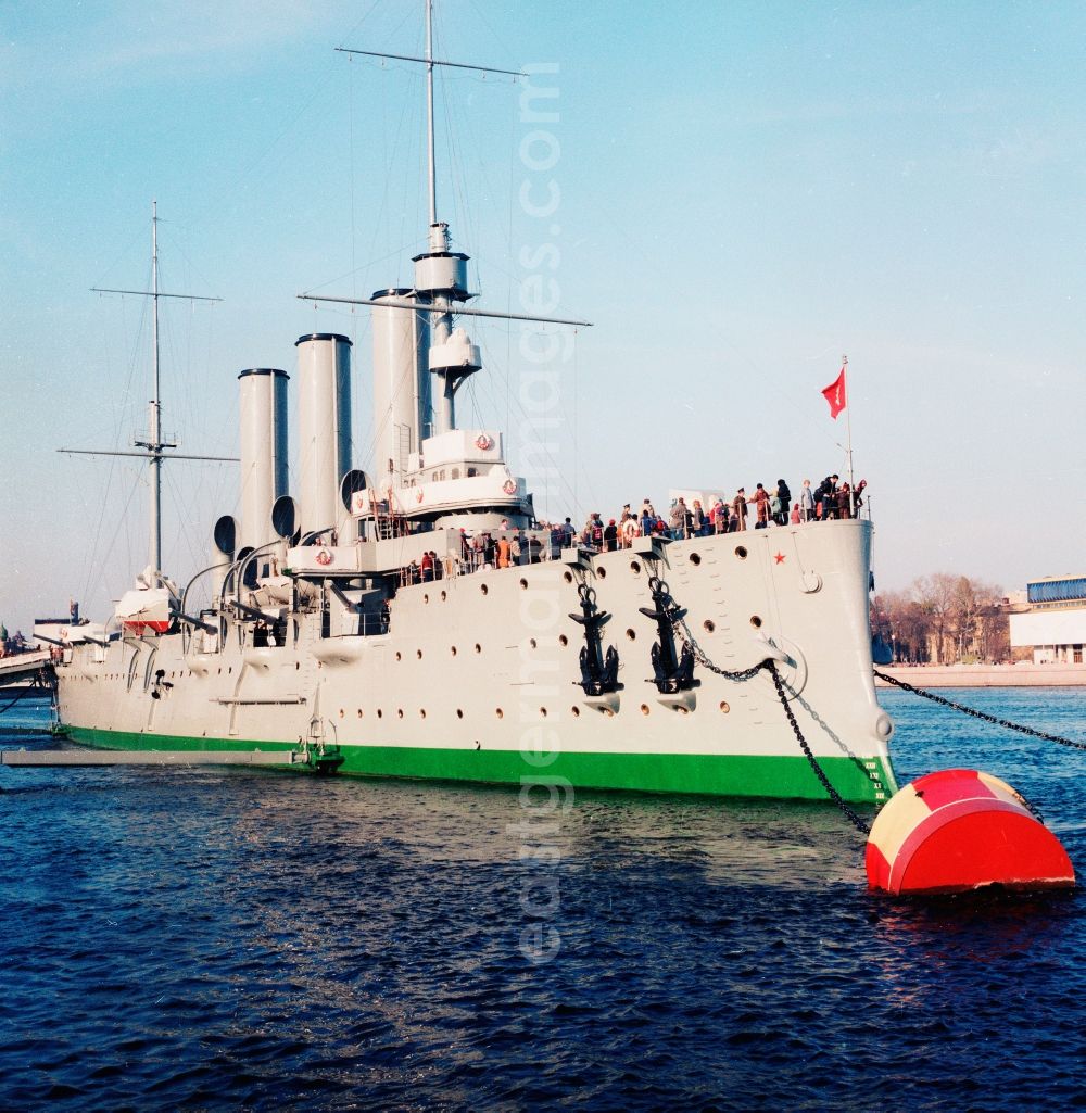 GDR photo archive: Sankt-Peterburg - The armoured cruiser Aurora on the river Neva in Leningrad, today Saint Petersburg, in Russia. Today's museum ship is known as the Aurora Battleship and is a symbol of the October Revolution