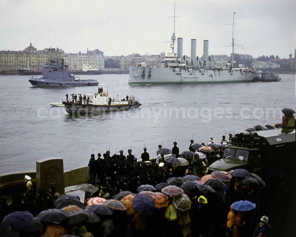 GDR image archive: Sankt Petersburg - Under the eyes of hundreds of onlookers, the legendary armored cruiser Aurora is drawn to the berth with the help of 2 pilot boats before the Cadets Academy in St. Petersburg. The Aurora is a warship of the former Imperial Russian Navy. The ship is valid under the name armored cruiser Aurora as a symbol of the October Revolution